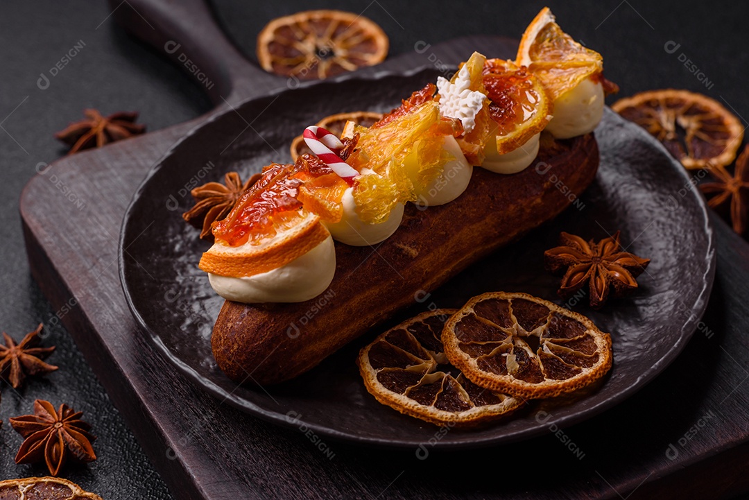 A imagem mostra um espeto com frutas secas e especiarias, provavelmente para fins decorativos ou culinários, como um enfeite para bebidas ou sobremesas