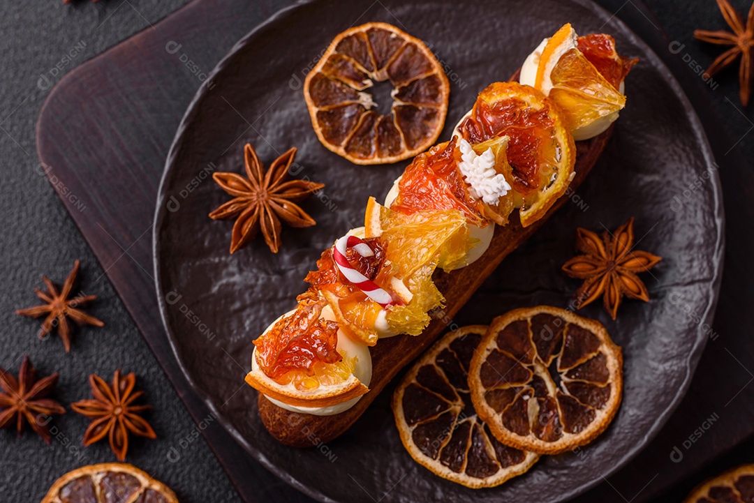 A imagem mostra um espeto com frutas secas e especiarias, provavelmente para fins decorativos ou culinários, como um enfeite para bebidas ou sobremesas