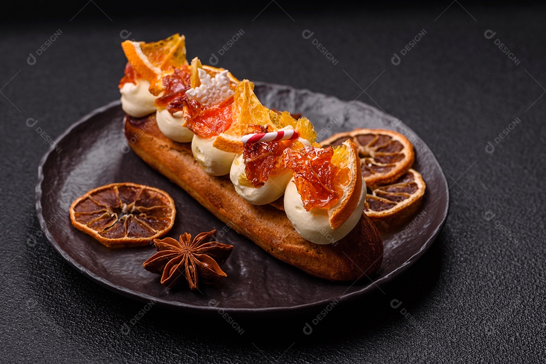 A imagem mostra um espeto com frutas secas e especiarias, provavelmente para fins decorativos ou culinários, como um enfeite para bebidas ou sobremesas