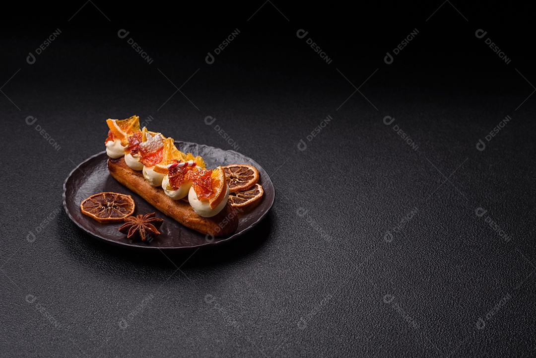 A imagem mostra um espeto com frutas secas e especiarias, provavelmente para fins decorativos ou culinários, como um enfeite para bebidas ou sobremesas