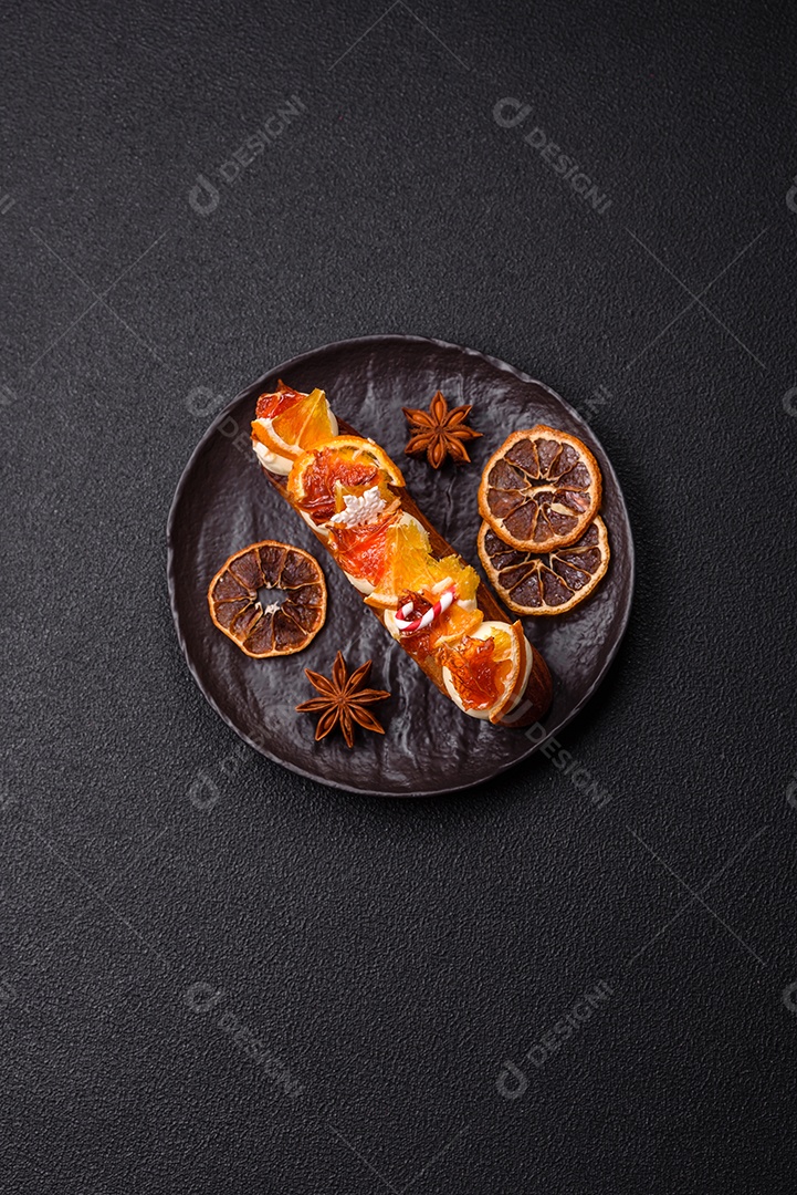 A imagem mostra um espeto com frutas secas e especiarias, provavelmente para fins decorativos ou culinários, como um enfeite para bebidas ou sobremesas