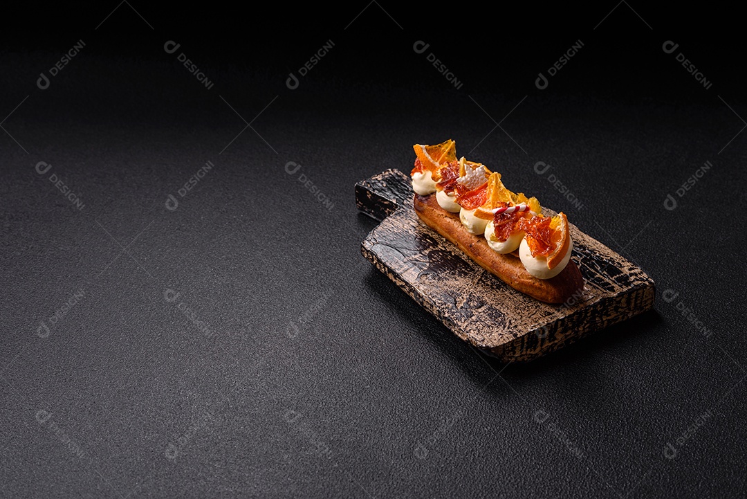 A imagem mostra um espeto com frutas secas e especiarias, provavelmente para fins decorativos ou culinários, como um enfeite para bebidas ou sobremesas