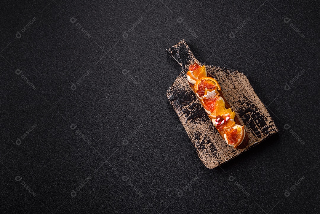 A imagem mostra um espeto com frutas secas e especiarias, provavelmente para fins decorativos ou culinários, como um enfeite para bebidas ou sobremesas