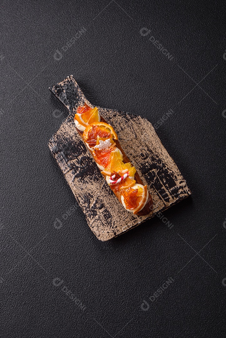 A imagem mostra um espeto com frutas secas e especiarias, provavelmente para fins decorativos ou culinários, como um enfeite para bebidas ou sobremesas