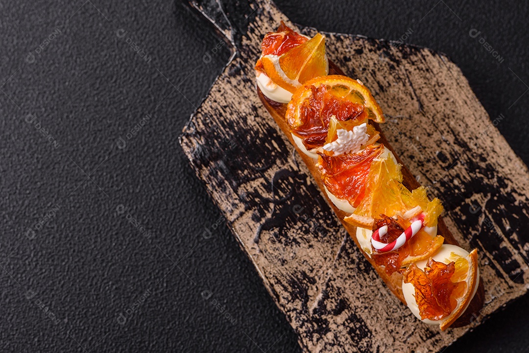 A imagem mostra um espeto com frutas secas e especiarias, provavelmente para fins decorativos ou culinários, como um enfeite para bebidas ou sobremesas