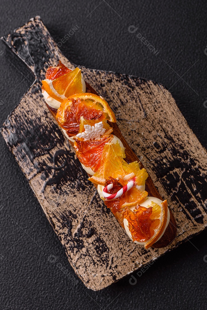 A imagem mostra um espeto com frutas secas e especiarias, provavelmente para fins decorativos ou culinários, como um enfeite para bebidas ou sobremesas