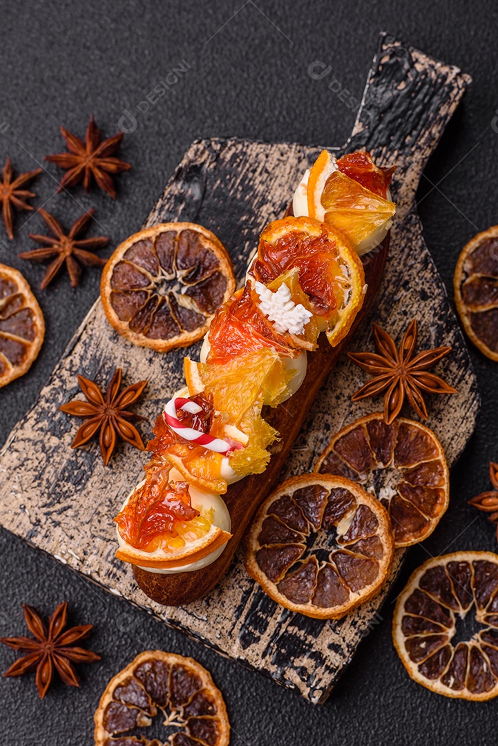 A imagem mostra um espeto com frutas secas e especiarias, provavelmente para fins decorativos ou culinários, como um enfeite para bebidas ou sobremesas