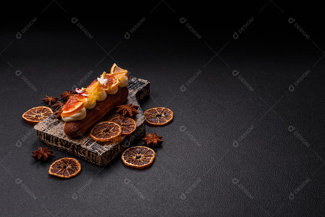 A imagem mostra um espeto com frutas secas e especiarias, provavelmente para fins decorativos ou culinários, como um enfeite para bebidas ou sobremesas