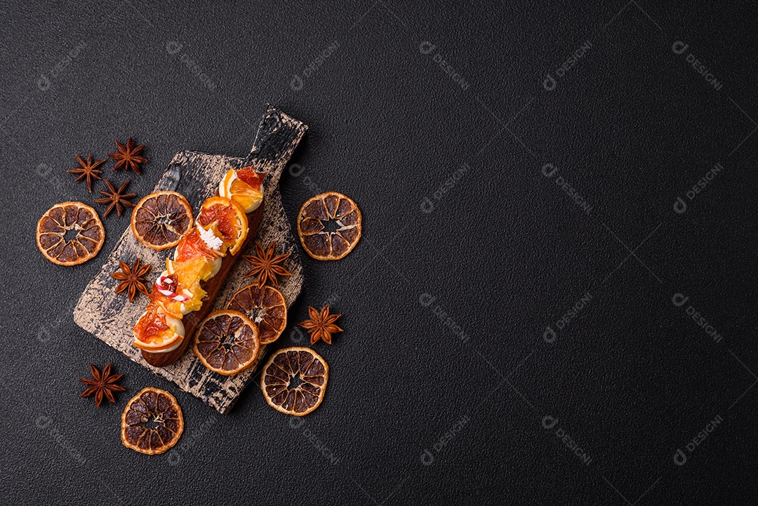 A imagem mostra um espeto com frutas secas e especiarias, provavelmente para fins decorativos ou culinários, como um enfeite para bebidas ou sobremesas