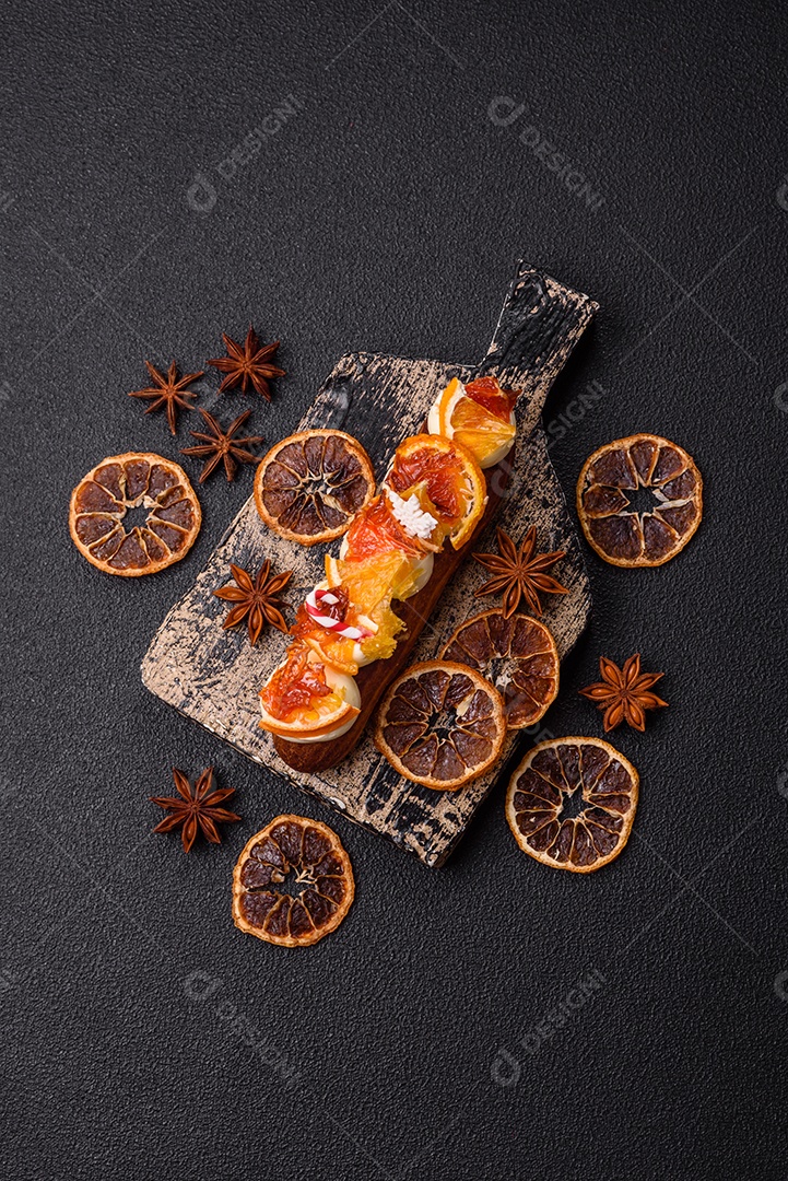 A imagem mostra um espeto com frutas secas e especiarias, provavelmente para fins decorativos ou culinários, como um enfeite para bebidas ou sobremesas