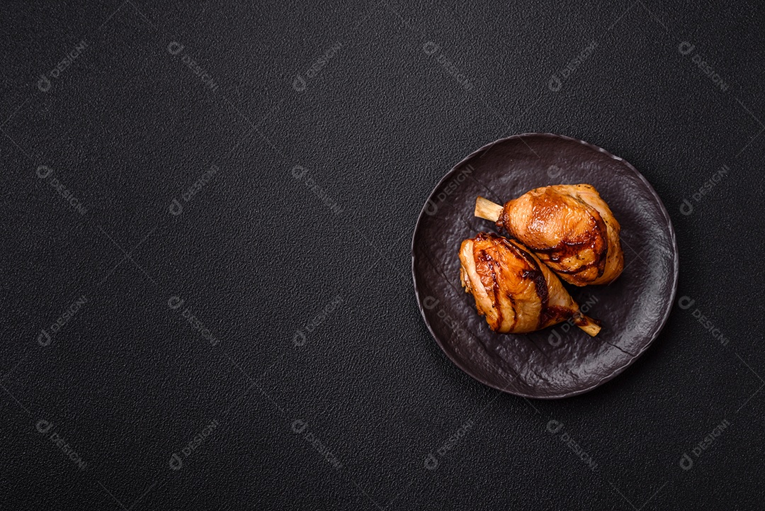 A imagem mostra coxas e sobrecoxas de frango assadas