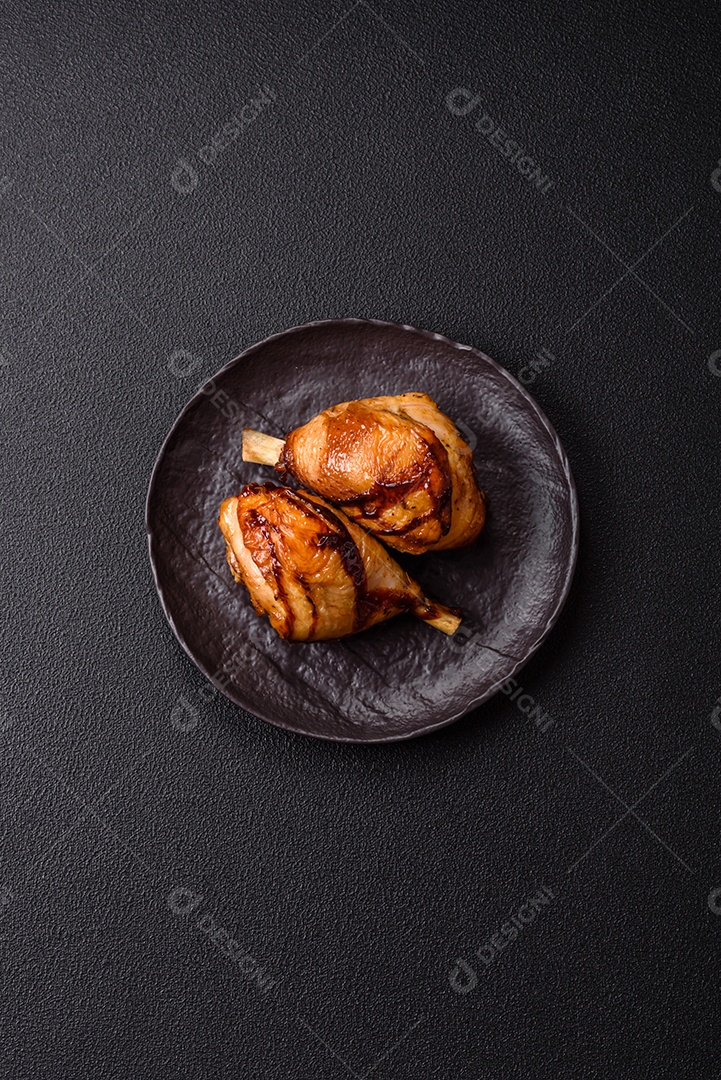 A imagem mostra coxas e sobrecoxas de frango assadas