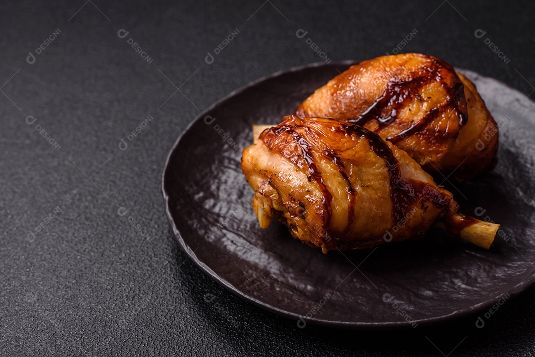 A imagem mostra coxas e sobrecoxas de frango assadas