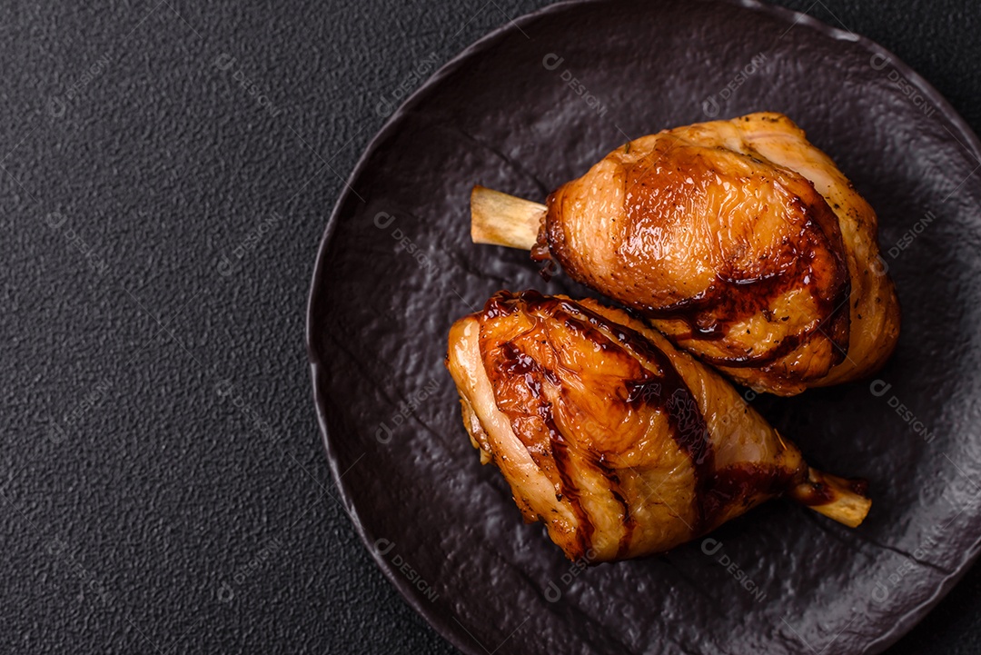 A imagem mostra coxas e sobrecoxas de frango assadas