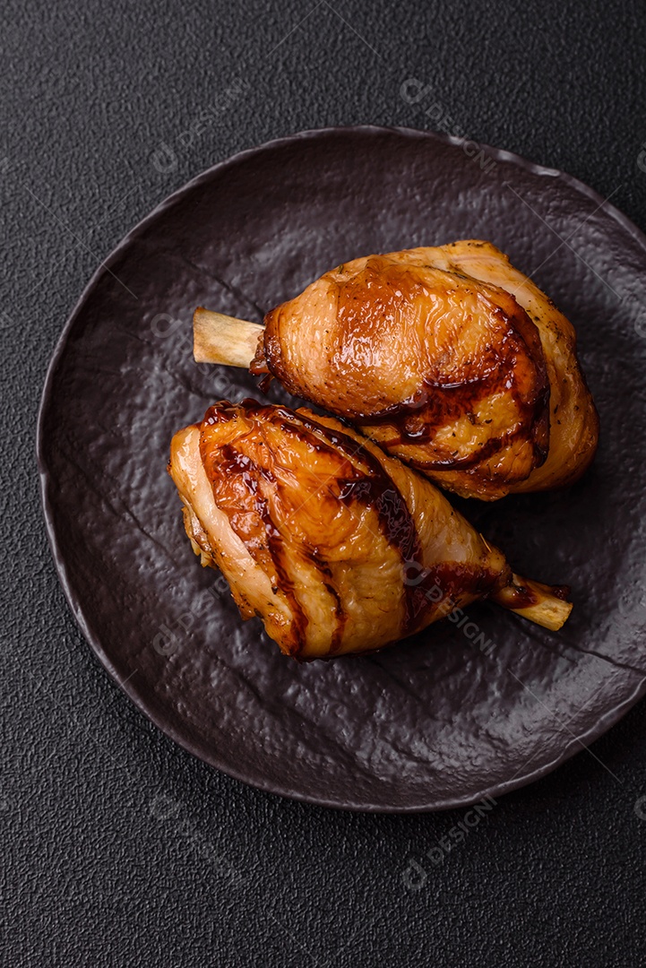 A imagem mostra coxas e sobrecoxas de frango assadas