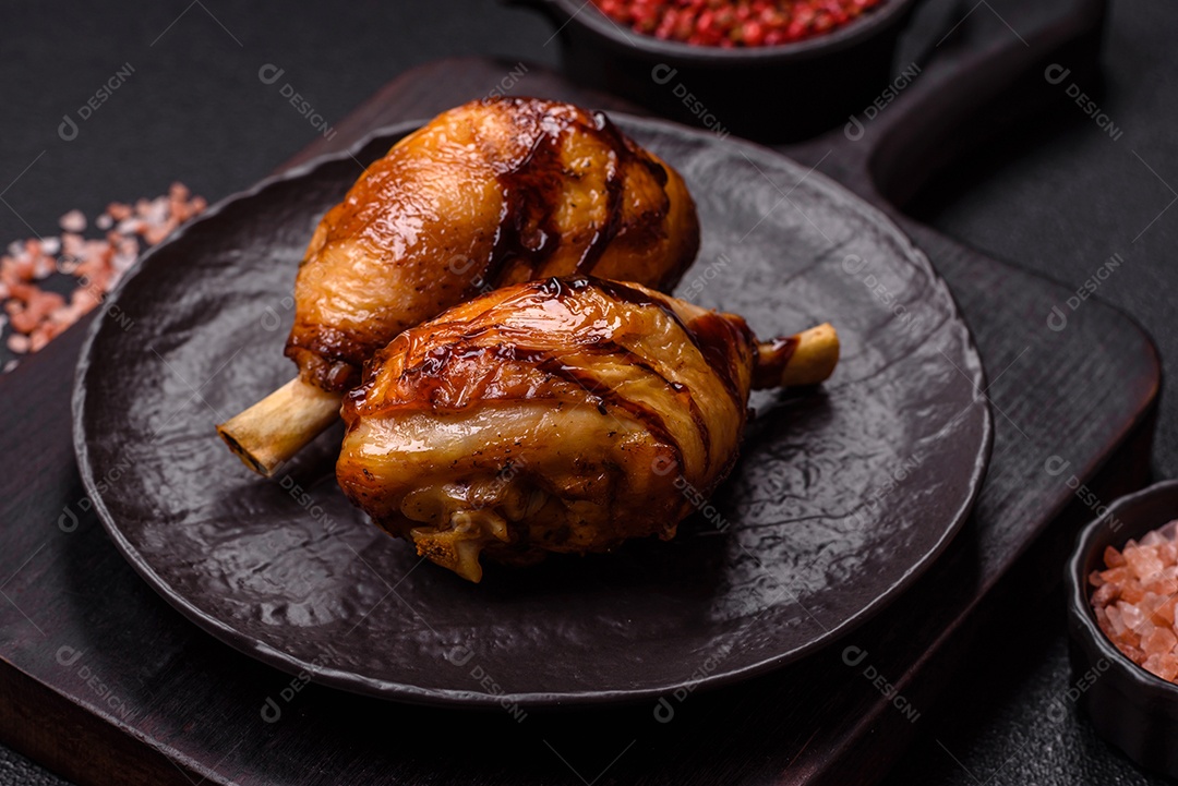 A imagem mostra coxas e sobrecoxas de frango assadas