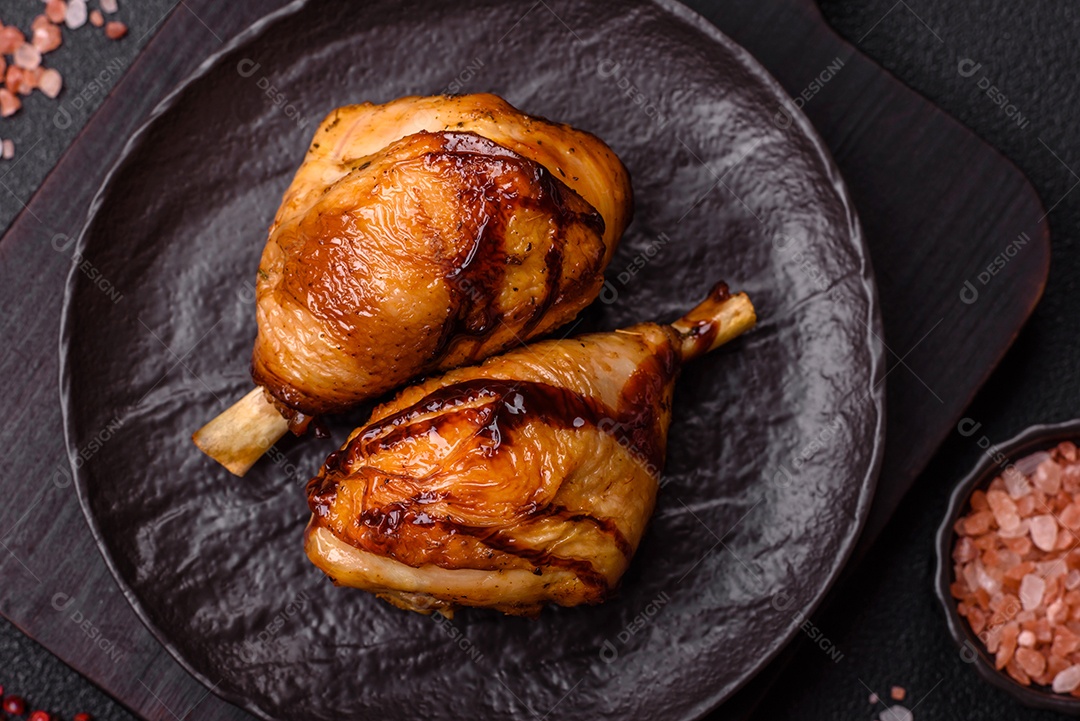 A imagem mostra coxas e sobrecoxas de frango assadas