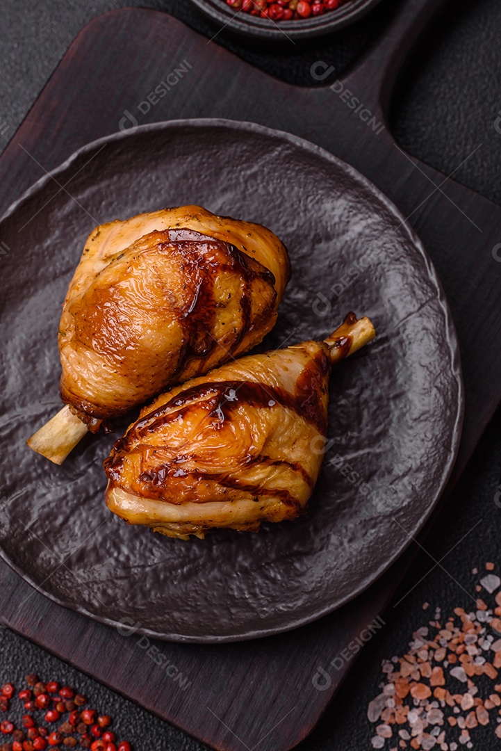 A imagem mostra coxas e sobrecoxas de frango assadas