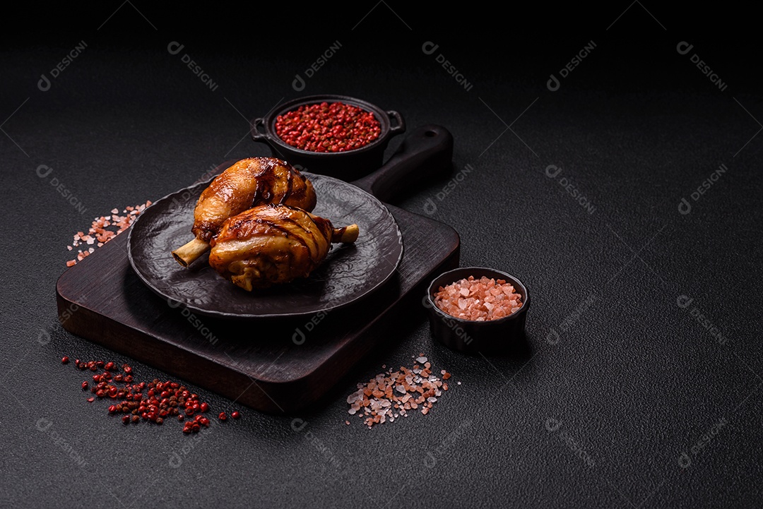 A imagem mostra coxas e sobrecoxas de frango assadas