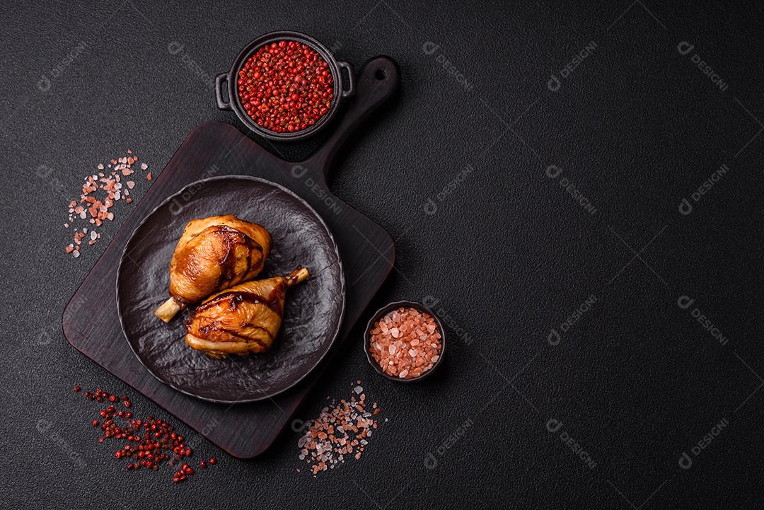 A imagem mostra coxas e sobrecoxas de frango assadas