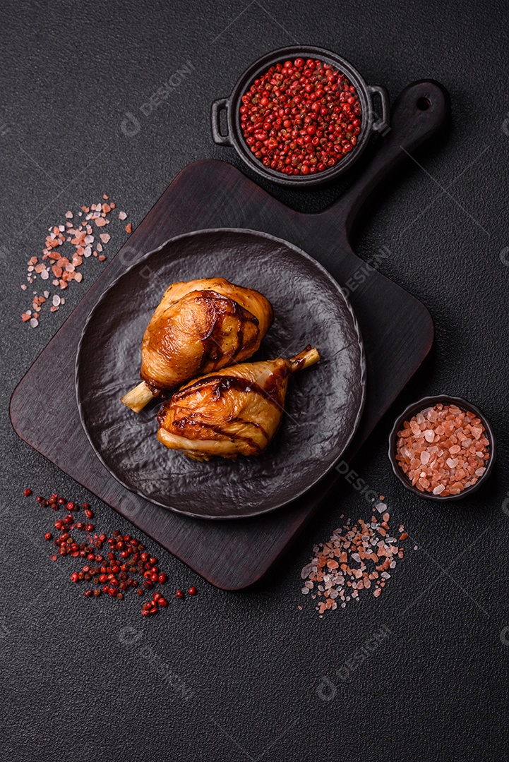 A imagem mostra coxas e sobrecoxas de frango assadas