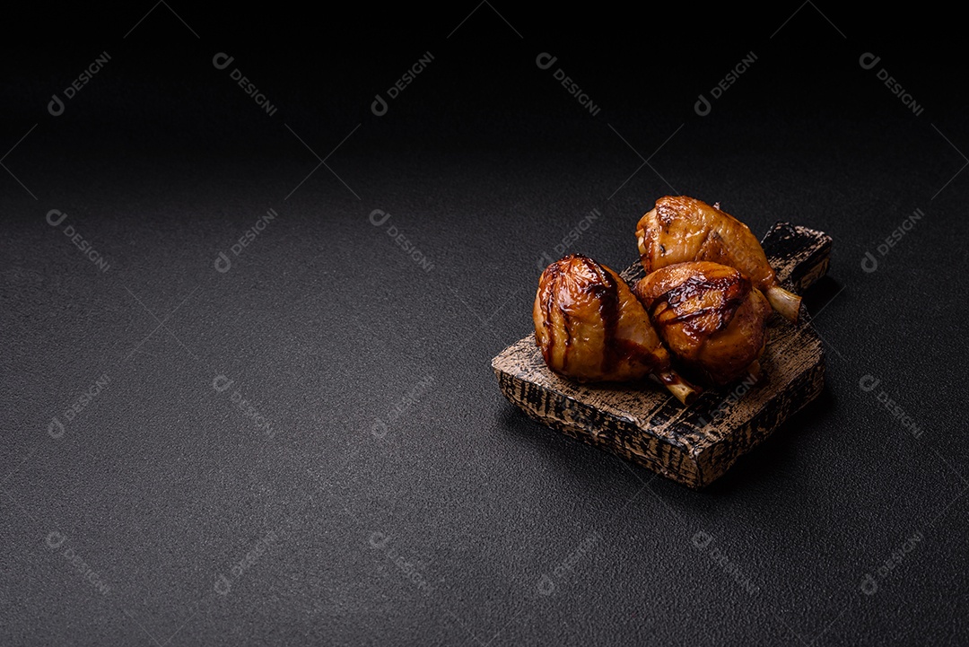 A imagem mostra coxas e sobrecoxas de frango assadas