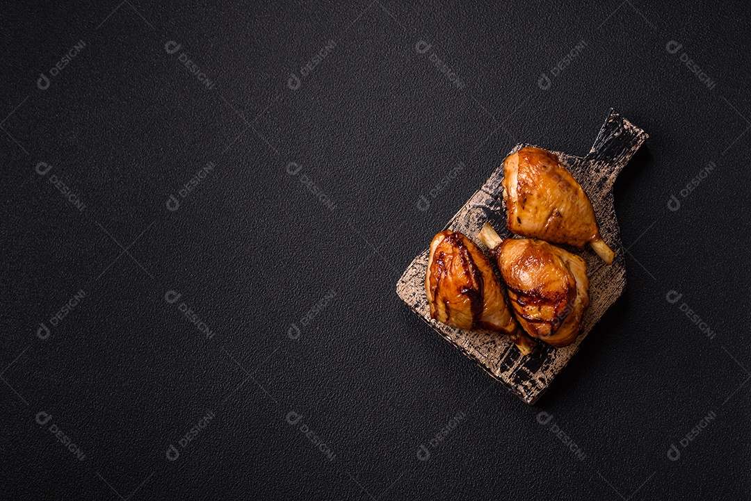 A imagem mostra coxas e sobrecoxas de frango assadas