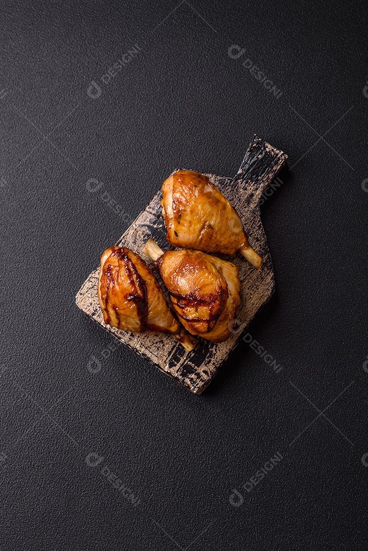 A imagem mostra coxas e sobrecoxas de frango assadas