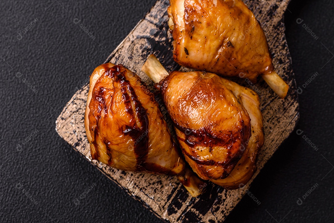 A imagem mostra coxas e sobrecoxas de frango assadas