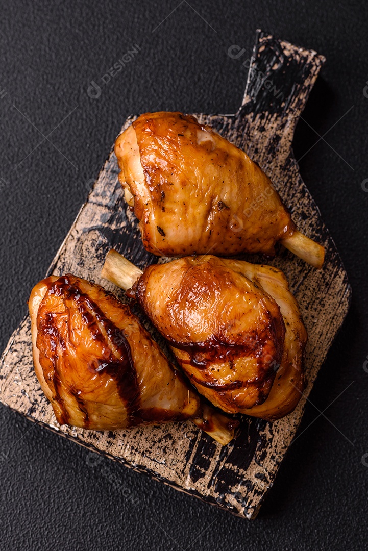 A imagem mostra coxas e sobrecoxas de frango assadas