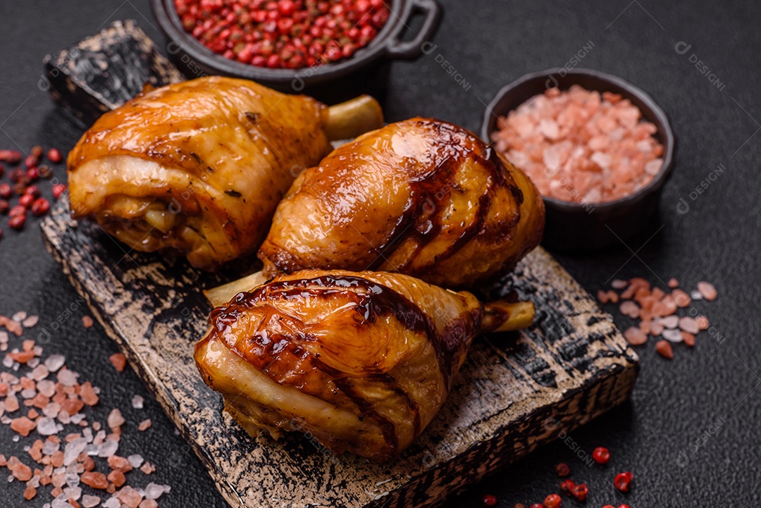 A imagem mostra coxas e sobrecoxas de frango assadas