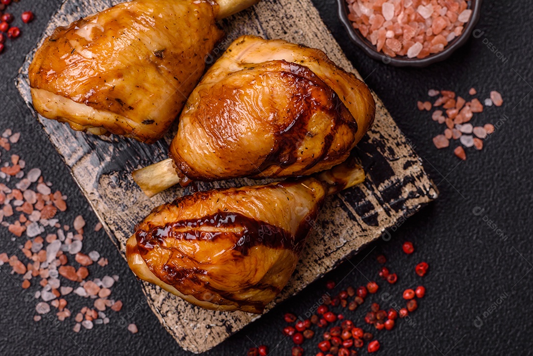 A imagem mostra coxas e sobrecoxas de frango assadas