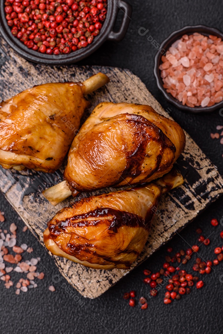 A imagem mostra coxas e sobrecoxas de frango assadas