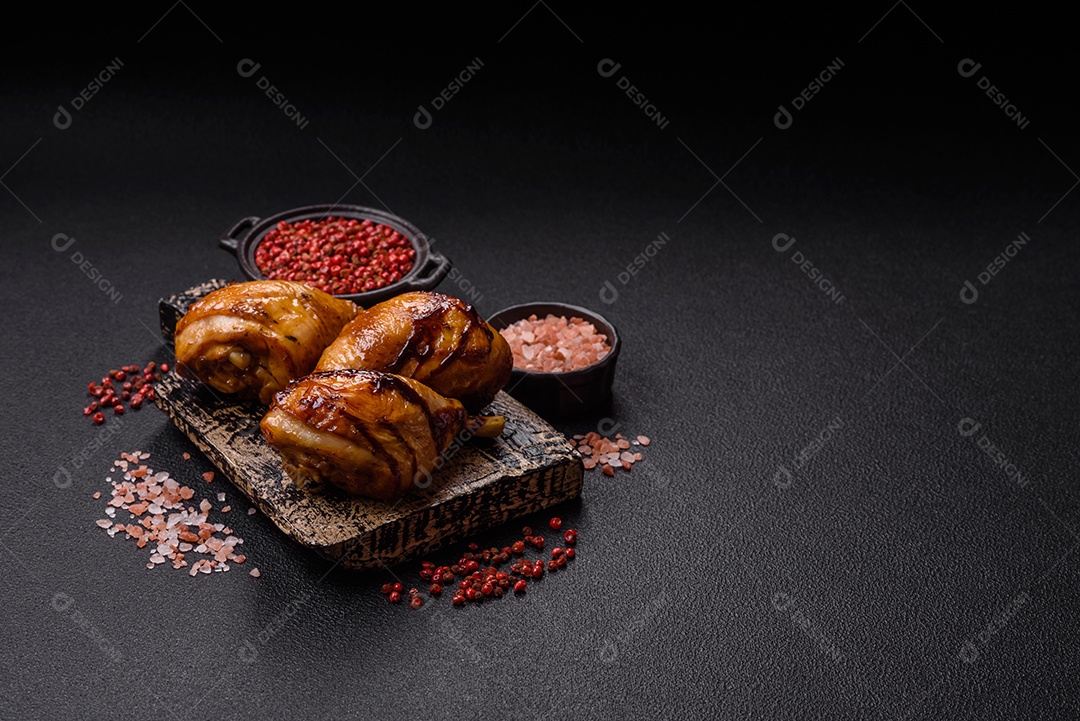 A imagem mostra coxas e sobrecoxas de frango assadas