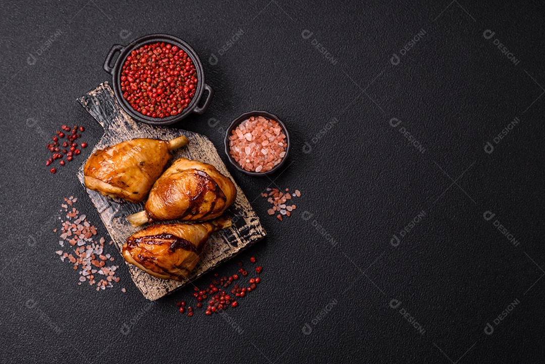 A imagem mostra coxas e sobrecoxas de frango assadas