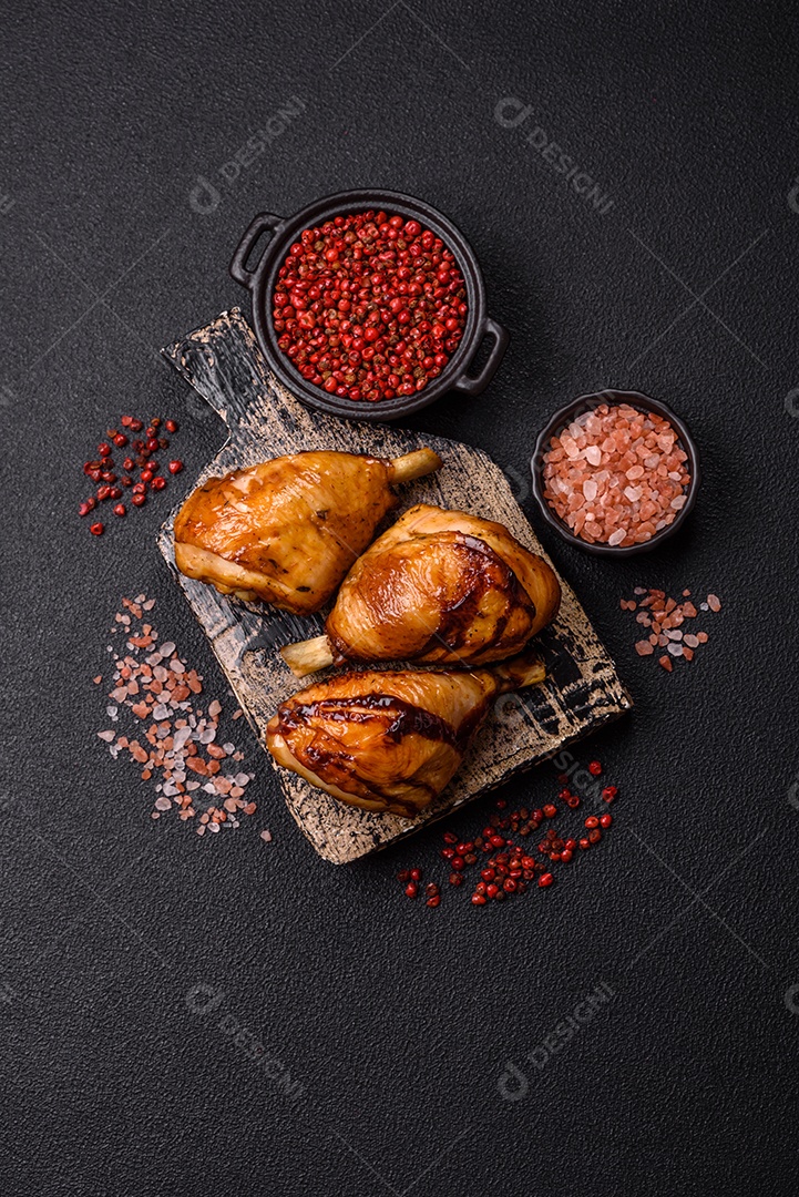 A imagem mostra coxas e sobrecoxas de frango assadas