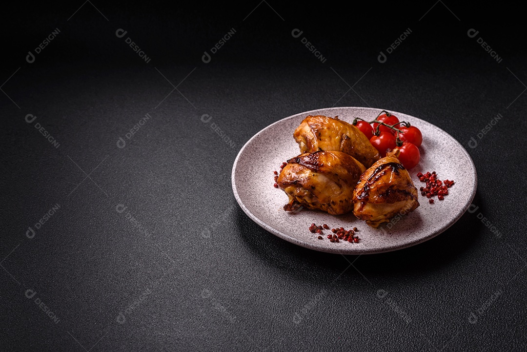 A imagem mostra coxas e sobrecoxas de frango assadas