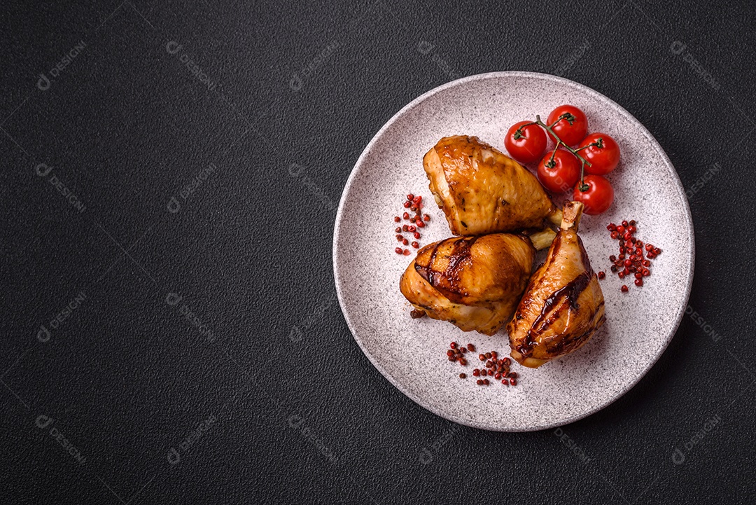 A imagem mostra coxas e sobrecoxas de frango assadas