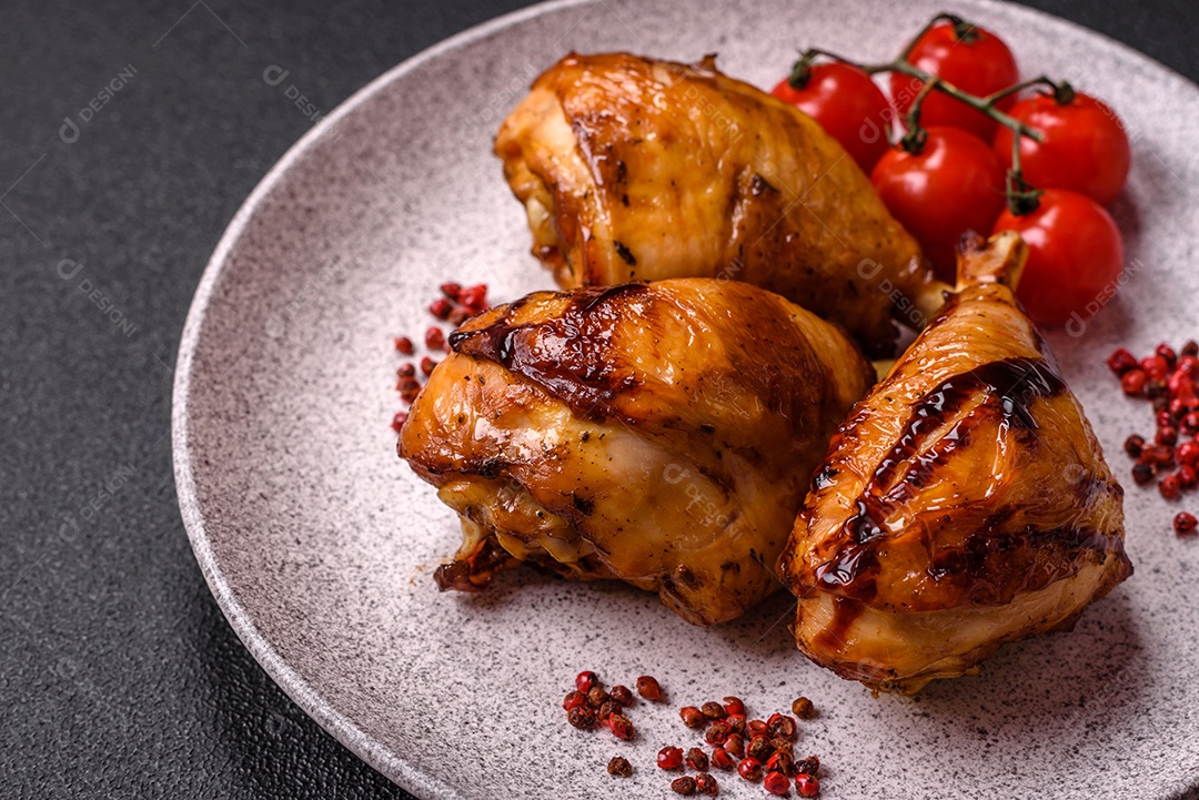 A imagem mostra coxas e sobrecoxas de frango assadas