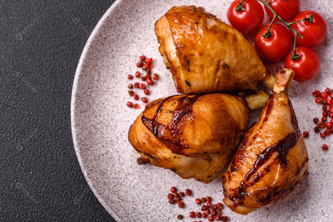 A imagem mostra coxas e sobrecoxas de frango assadas