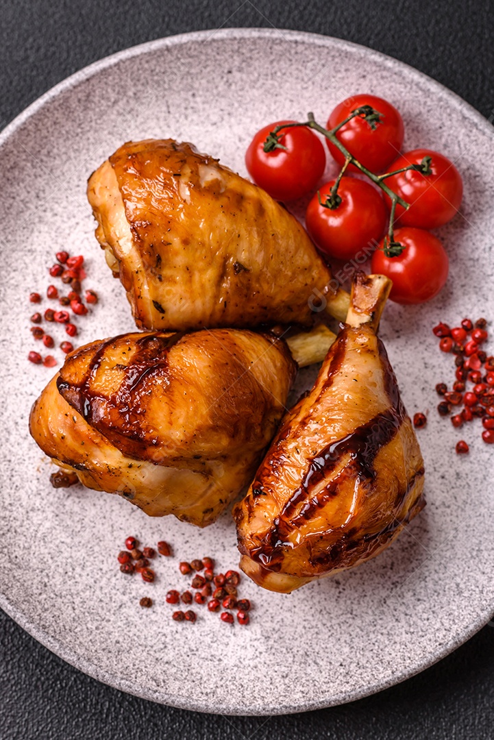 A imagem mostra coxas e sobrecoxas de frango assadas