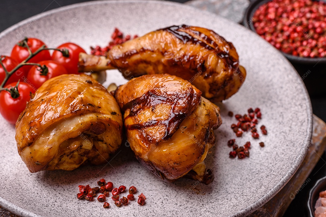 A imagem mostra coxas e sobrecoxas de frango assadas