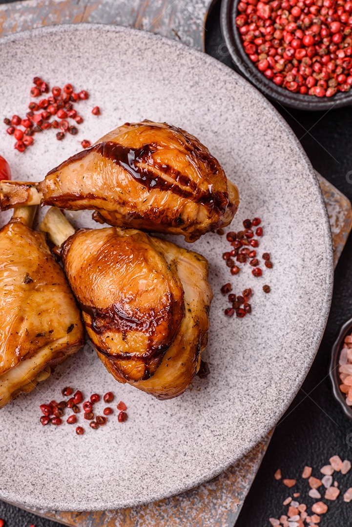 A imagem mostra coxas e sobrecoxas de frango assadas