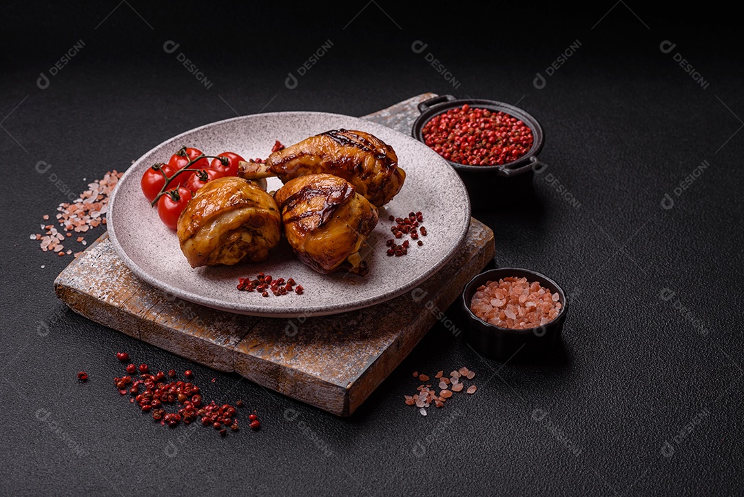 A imagem mostra o que parecem ser croquetes de peixe, um tipo de bolinho frito ou assado