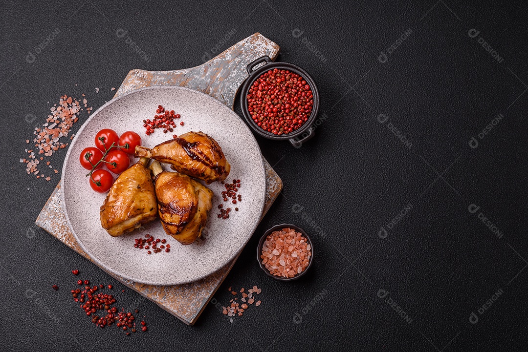 A imagem mostra coxas e sobrecoxas de frango assadas