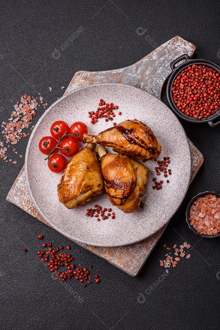 A imagem mostra coxas e sobrecoxas de frango assadas