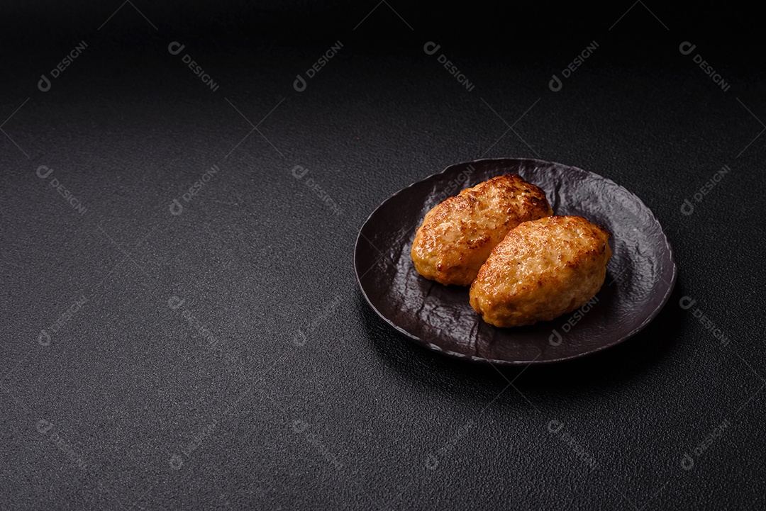 A imagem mostra bolinhos de peixe (fish cutlets), um prato popular em diversas culinárias