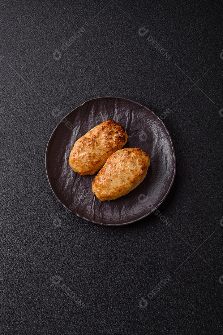 A imagem mostra bolinhos de peixe (fish cutlets), um prato popular em diversas culinárias