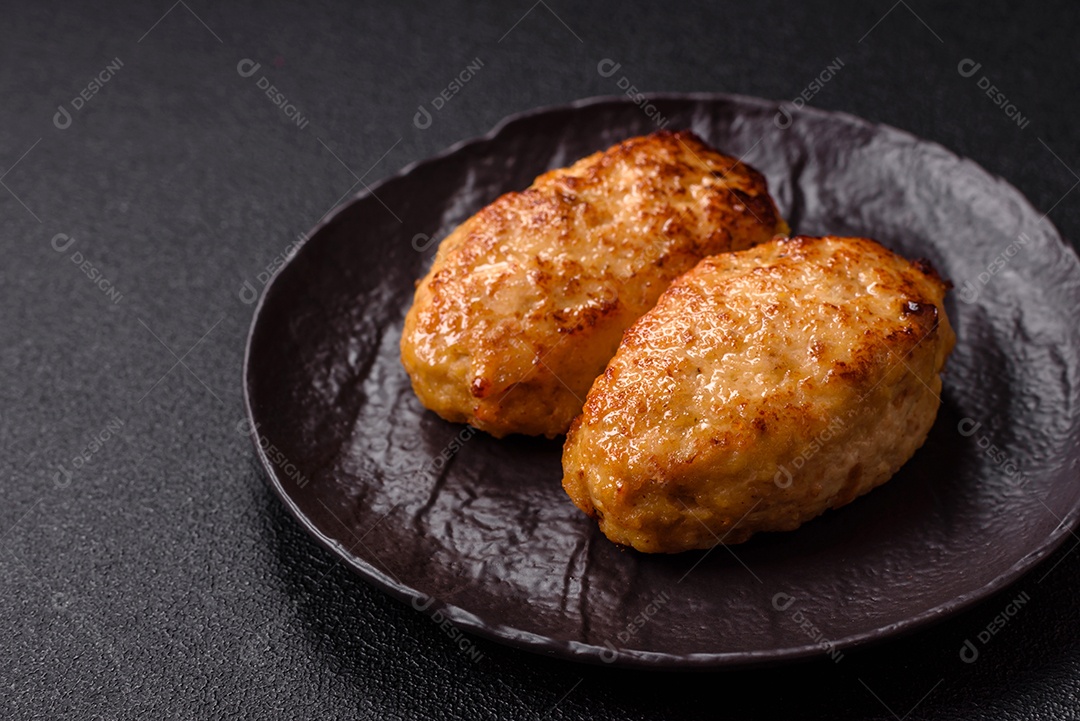 A imagem mostra bolinhos de peixe (fish cutlets), um prato popular em diversas culinárias