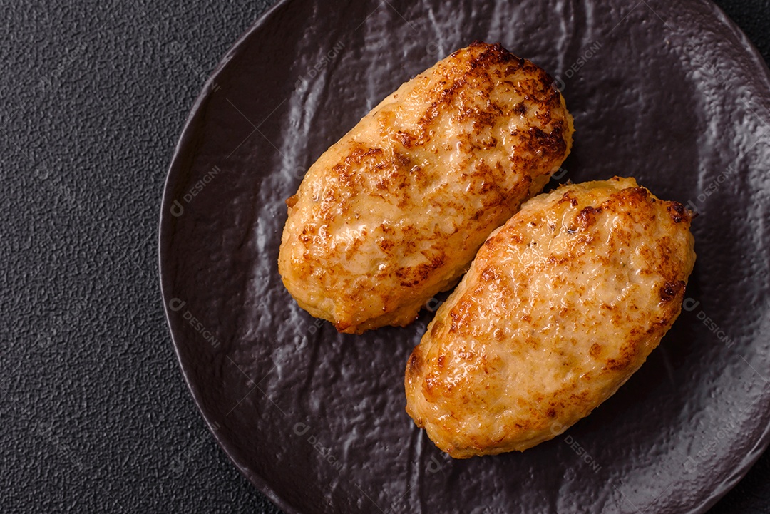 A imagem mostra bolinhos de peixe (fish cutlets), um prato popular em diversas culinárias